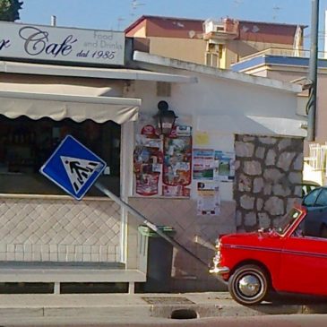 *Foto* Ugo Fantozzi passa da Gaeta e parcheggia al Little Bar…