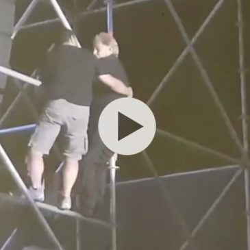 *Video* Nino D’Angelo si arrampica sul traliccio durante il concerto per salutare i suoi fan